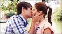Le premier baiser de Violetta appartient à Léon ou Tomas ?