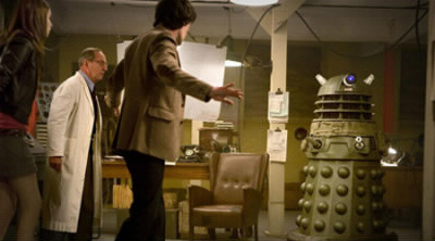 Quel objet Churchill essaie-t-il de voler au Docteur dans l'épisode 5x03 (Victory of the Daleks - La victoire des Daleks) ?