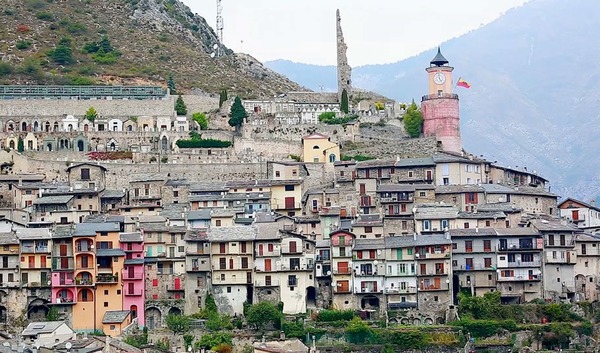 Cerné par les montagnes entre ciel et Roya, ce village qui délimite la frontière italienne vous surprendra par son air himalayen. Qui suis-je ?