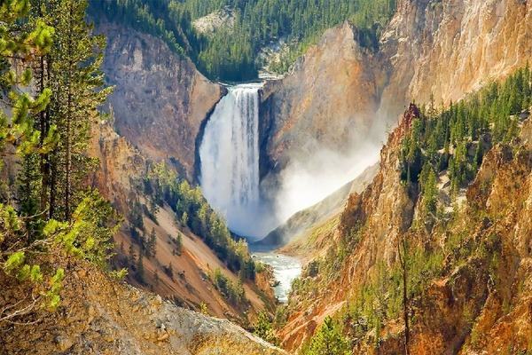 Quel parc national célèbre est répandu sur le Wyoming, le Montana, and l’Idaho ?
