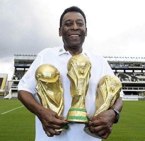 Le brésilien Pelé est à ce jour, le seul joueur a avoir remporté 3 Coupes du Monde.