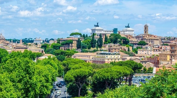 Par combien de collines le centre historique de Rome est-il dominé ?