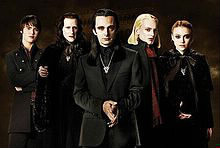 Que représente le clan des Volturi dans le monde des vampires ?