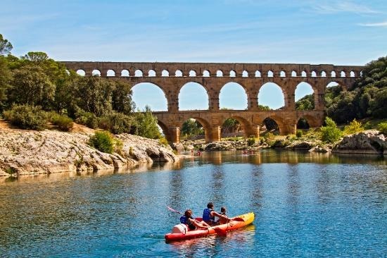 Quel est le nom de la rivière classée au patrimoine mondial par l’Unesco et qui passe sous l’aqueduc romain ?