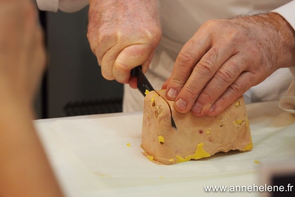 Le foie gras se sert en entrée en tranches d'1 cm d'épaisseur que vous parviendrez plus facilement à couper en trempant la lame de votre couteau :