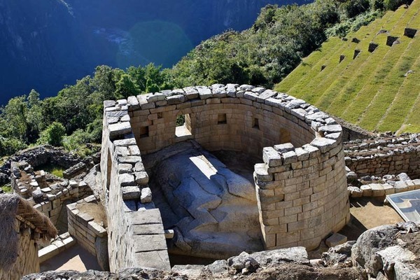 Quelle tour conique du Machu Picchu se situe dans le quartier des nobles ?