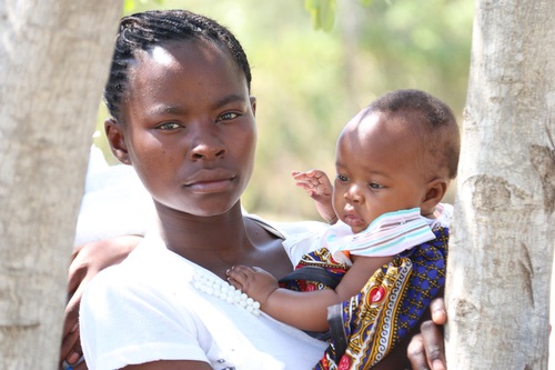 Au Burkina Faso, pourquoi les mamans Mossi ne posent jamais leur bébé par terre lorsqu’elles se promènent en brousse ?