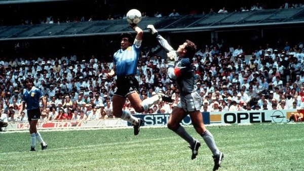 Quel gardien anglais a été victime de la célèbre "Main de Dieu" de Diego Maradona ?