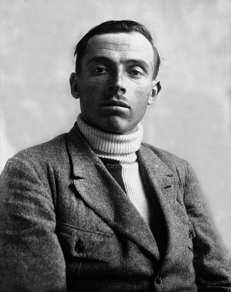 En 1924, il devient le premier Italien à remporter le Tour. C'est :