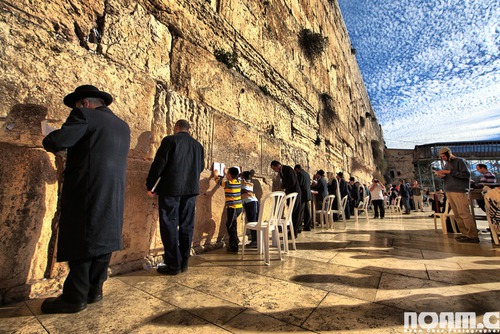 Le mur des lamentations, vestige du temple de Salomon est un lieu sacré pour quelle religion ?