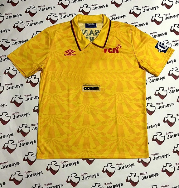 Quel titre de film apparaÏt sur le maillot du FC Martigues lors de la saison 93/94 ?