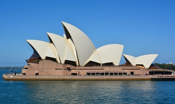 A quel architecte doit-on le design en forme de voiles de l'opéra de Sydney ?