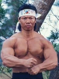 Bolo Yeung, acteur hongkongais et "méchant" des films comme "Opération Dragon" et "Double Impact" connu surtout pour quel rôle dans "Bloodsport" ?
