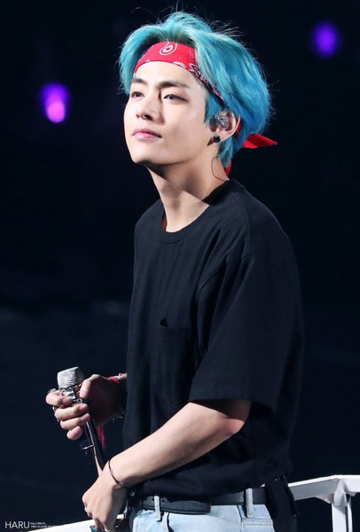 Dans le clip "Save Me", de quelle couleur sont ses cheveux ?