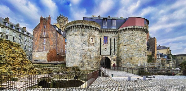 Quel est le nom donné à cette porte qui est un vestige des remparts de Rennes ?