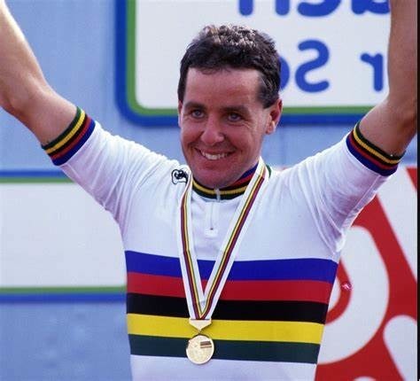 Il est le seul coureur avec Eddy Merckx (1974) à avoir réussi le triplé Tour de France, Tour d’Italie et championnat du monde la même année, en 1987.