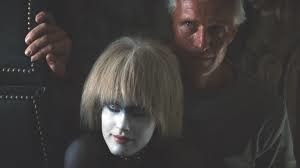 Comment appelle-t-on les androïdes dans "Blade Runner" (1982) ?