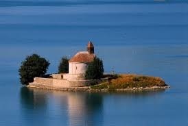 Sur le lac de Serre-Ponçon, des offices sont parfois célébrés dans des embarcations près de la chapelle Saint-Michel et non à l’intérieur. Pourquoi ?