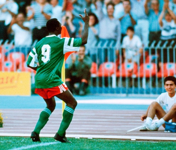 Lors du Mondial italien de 1990, quelle équipe les Lions Indomptables ont-ils éliminé en 8èmes de finale ?