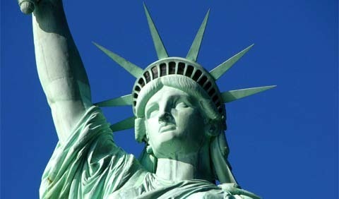 Que représentent les sept branches de la couronne de la Statue de la Liberté sur Liberty Island près de New York ?