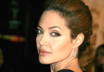 Avec qui sort Angelina Jolie ?