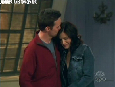 Pourquoi Chandler et Monica font-ils appel à une mère porteuse ?