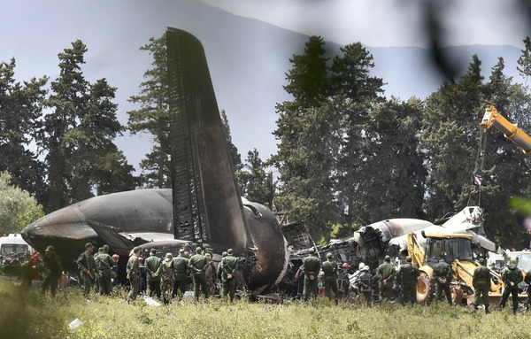 Le 11 avril, quel pays connaît une terrible catastrophe aérienne faisant 257 morts ?