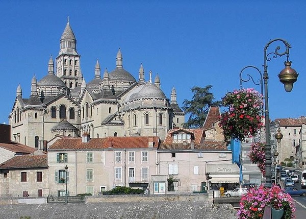 Combien d'années a duré la restauration de la cathédrale Saint-Front de Périgueux ?