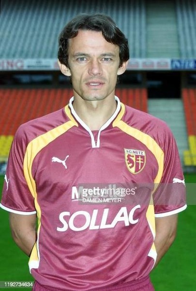 Avec 523 matchs, il est le joueur le plus capé sous le maillot grenat. Il s'agit de ?
