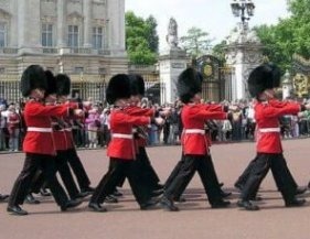 Quelle est la matière traditionnelle des chapeaux de la Garde Royale britannique ?