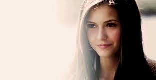 Qui dit à Elena "Je te prédis une année qui va tout déchirer et je te prédis que chagrin et douleur sont derrière toi et tu seras plus qu’heureuse." ?