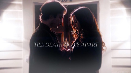 Damon amikor meghalt (5x22), Elena kitöröltette őt az emlékezetéből.. Végül visszanyerte őket ?