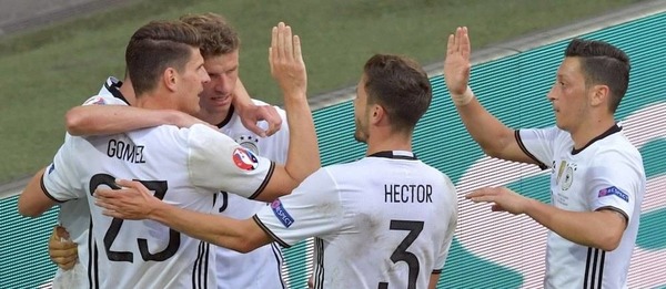 Qui les allemands éliminent-ils sur le score de 3-0 lors de leur 8e ?
