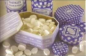 La célèbre pastille Vichy, bonbon de forme octogonale de couleur blanche, est fabriquée avec des sels extraits des eaux minérales de Vichy. Elle existe en plusieurs goûts : menthe, citron et ...