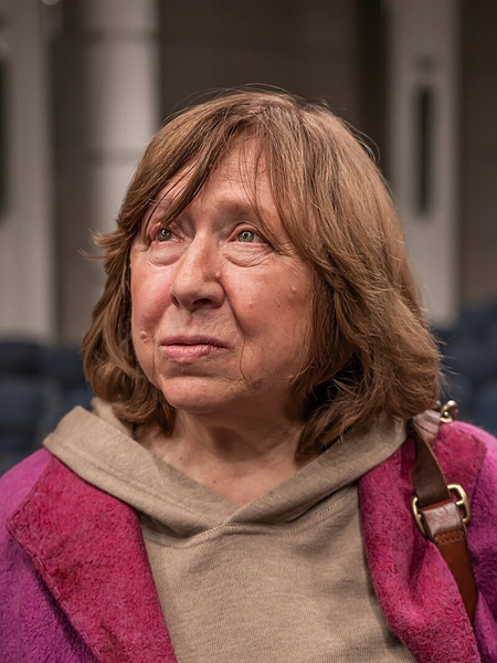 La biélorusse Svetlana Aleksievitch reçoit le Prix Nobel de...