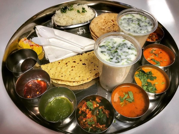 Que signifie le nom du plat 'thali' ?