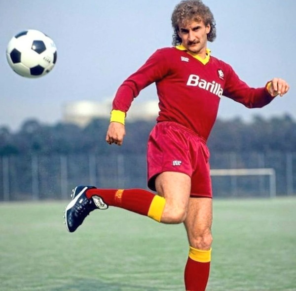 Dans quel club Rudi Völler évoluait-il avant de rejoindre l'AS Roma en 1987 ?