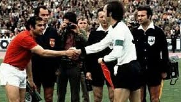 Quelle est la particularité de la finale de l'Euro 1976 entre les tchécoslovaques et les allemands ?