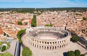 L'amphithéâtre romain le mieux conservé se trouve dans le...