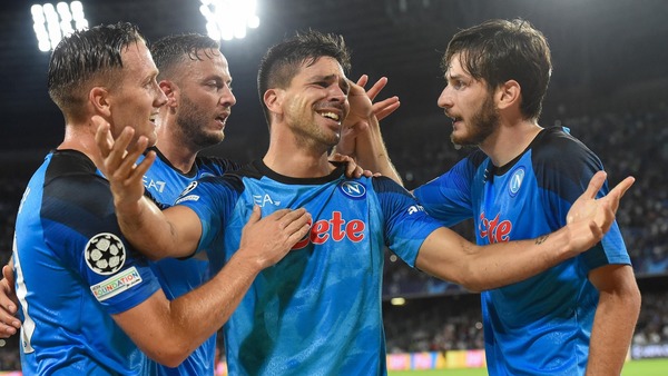 Quelle est la seule équipe à avoir battu le Napoli dans son groupe de Champions League ?