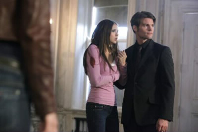 Que promet Elijah à Elena dans leur marché ?
