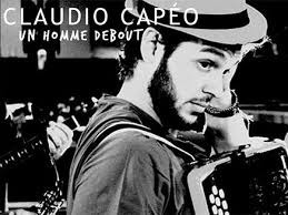 Dans la chanson ''Un Homme Debout ''de  Claudio Capéo. Retrouvons 4 mots manquants. Oui je vis, _  _  _  _  de squat en squat, un troubadour