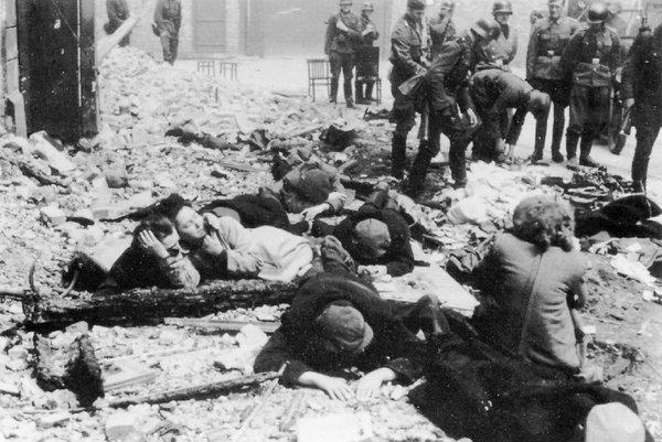 Exécutions dans les ruines du ghetto de Varsovie (1943-1944) n°2.
