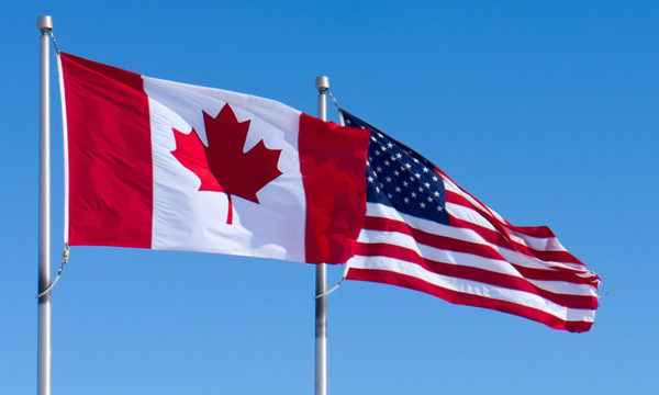 Drapeaux américains-canadiens