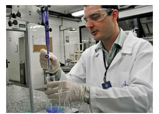 Vidrarias e equipamentos de um laboratório de Química.